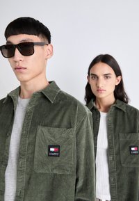 Tommy Jeans UNISEX - Cămașă - fatigue green
