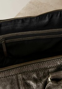 Next REGULAR FIT - Rankinė - black