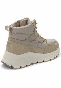 Sneaker alte beige con colletto imbottito, upper in pelle testurizzata e sintetica, suola bianca spessa e linguetta del tallone rinforzata per supporto.