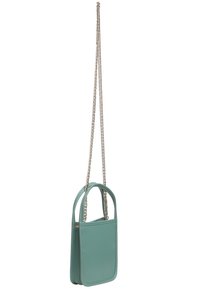 Borsa a tracolla in pelle verde menta con forma rettangolare, dotata di due manici superiori, una tracolla a catena e una superficie texturizzata.