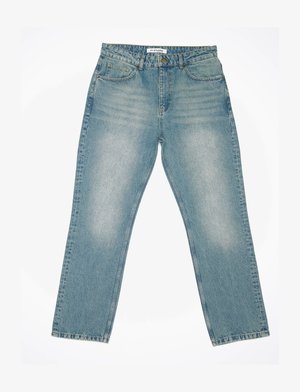 Jeanși din denim de culoare albastră deschisă, cu croi drept, având buzunare frontale, fermoar și o ușoară decolorare. Eticheta spune "RY STUDIOS."