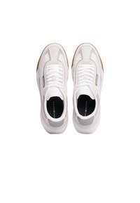 Scarpe sportive bianche con una combinazione di materiali in suede e mesh, caratterizzate da una suola in gomma, lacci rotondi e sottili accenti grigi sui lati.