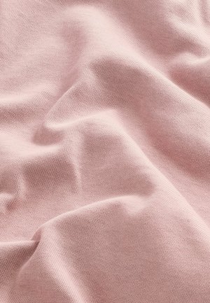 Tissu rose doux et texturé avec un motif en maille, présentant de doux plis et drapés. Idéal pour les vêtements ou les ameublements doux.