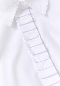 Biała koszula z usztywnionym kołnierzykiem i plisą z pionowymi fałdami. Materiał wydaje się gładki i lekki, z starannie wykonanymi szwami.