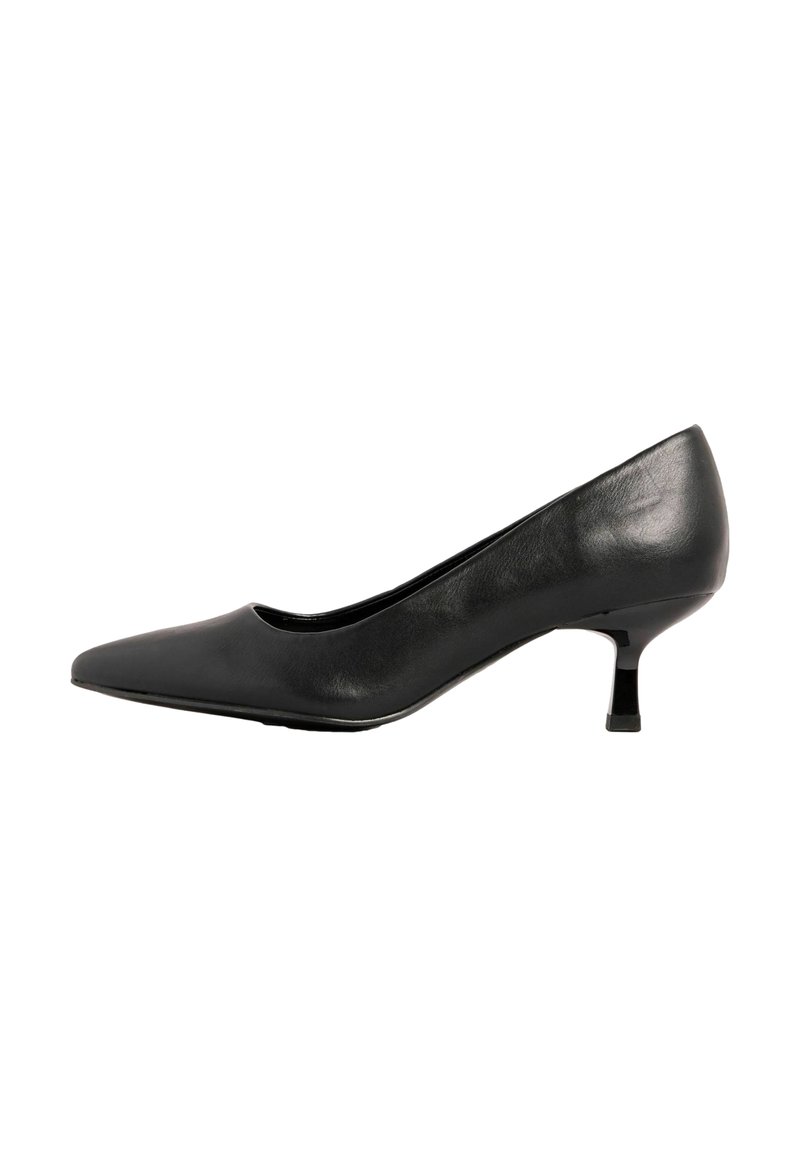 Scarpa con tacco alto in pelle nera, con punta affusolata e tacco basso a forma quadrata. La superficie è liscia e presenta dettagli minimi.