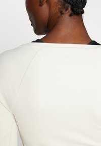 Athleta TRANSCEND TOP - Ilgarankovis viršutinės dalies drabužis - pelican cream