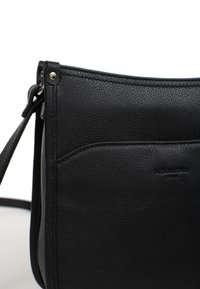 Borsa a tracolla in pelle nera con superficie testurizzata, dotata di una tasca frontale, accessori in metallo e una tracolla regolabile.