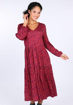 Langes burgunderfarbenes Kleid mit floralem Muster, V-Ausschnitt, langen Puffärmeln und schichtkem Rock. Hergestellt aus einem weichen Stoff mit subtiler Textur.