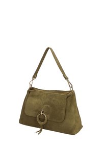 Borsa a tracolla verde in suede con chiusura a patta, anello decorativo circolare e tracolla removibile. Presenta una texture liscia e un design minimale con poche parti metalliche.