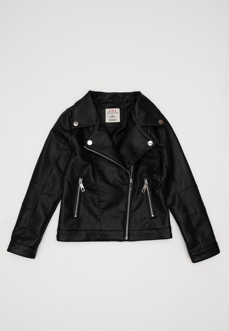 Czarna kurtka ze sztucznej skóry dla dzieci, z asymetrycznym zamkiem, dwoma zamykanymi na zamek kieszeniami z przodu oraz srebrnymi zatrzaskami na kołnierzu i klapach.