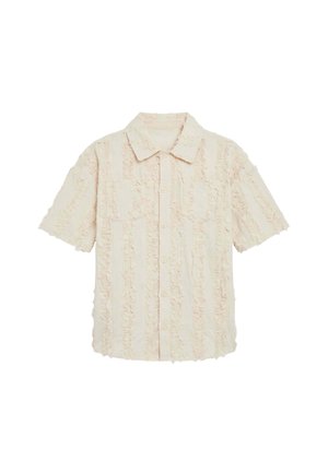 Camisa beige de manga corta con botones, con rayas verticales deshilachadas en relieve y cuello puntiagudo.