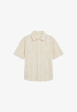 Camisa beige de manga corta con botones, con rayas verticales deshilachadas en relieve y cuello puntiagudo.