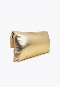 Metalická zlatá kabelka na ruku s hladkým, odrážejícím povrchem. Obdélníkový tvar s jemnými hranami a prostorným interiérem.
