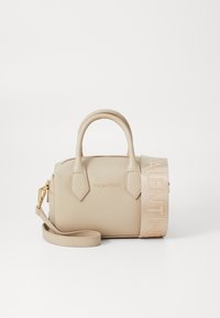 Borsa a tracolla in pelle beige con due manici superiori, cinturino regolabile e logo impresso. Presenta una superficie testurizzata e una forma piatta.