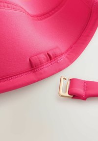 Rózsaszín napkalap sima szövet textúrával, ívelt karimával, belső pántokkal és aranyszínű fém csattal az állítható pánton.