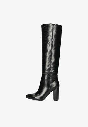 Botte en cuir noir jusqu'au genou avec une finition brillante, un talon carré et une silhouette élégante. Présente une texture lisse et un minimum d'ornements.