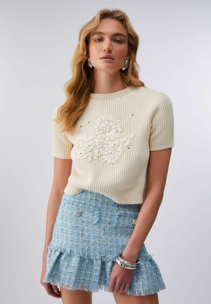 WITH RAFFIA EMBROIDERY - T-shirt con stampa - beige