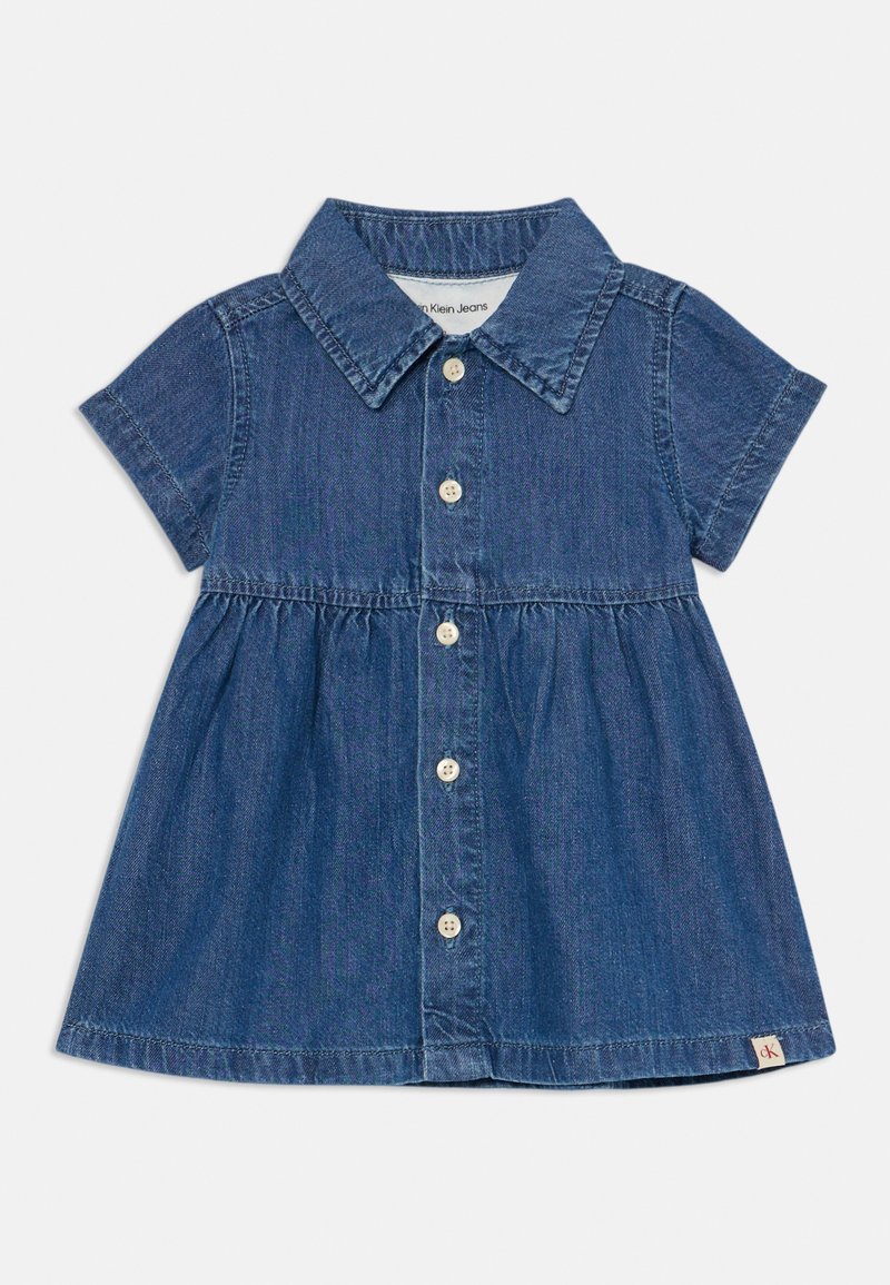 Traper haljina s ovratnikom, kratkim rukavima, zakopčavanjem na gumbe sprijeda i lepršavom suknjom s naboranim strukom, u tamnoplavoj boji.