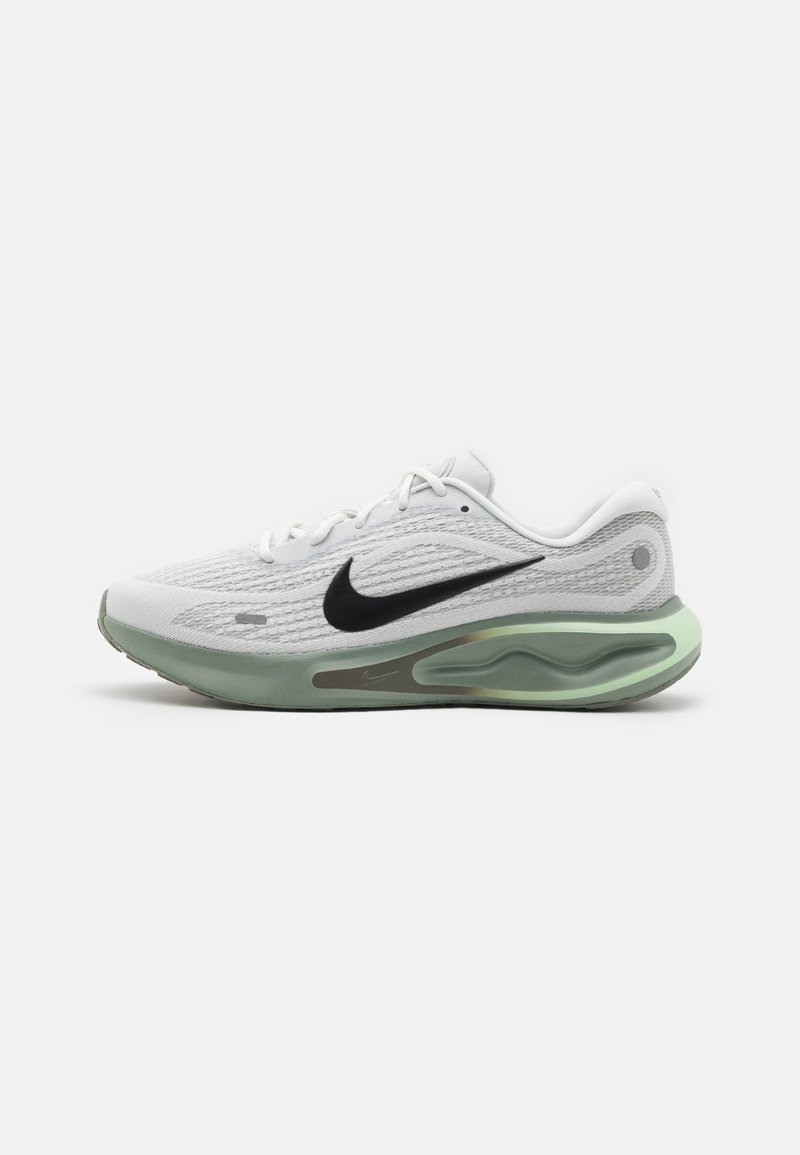 Nike Performance JOURNEY RUN - Sapatos para corrida em estrada - summit white/black/jade horizon/dark stucco/vapor green