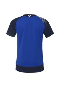 Camisa deportiva de manga corta con un cuerpo azul, mangas azul marino y un diseño texturizado en la parte superior de la espalda con pequeños patrones triangulares.