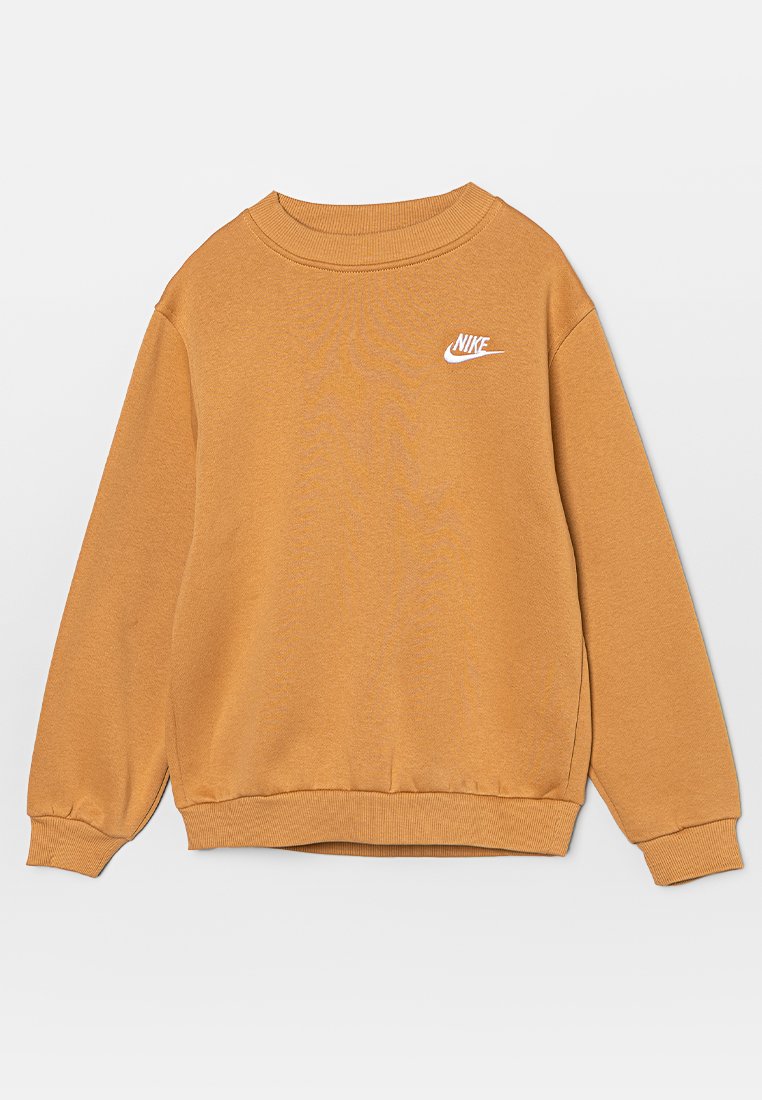 Sweatshirt Nike de couleur moutarde, fabriqué en tissu doux. Il présente un col rond, des poignets et un ourlet côtelés, avec un petit logo blanc sur la poitrine.