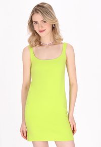 Rochie mini ajustată de culoare verde neon, cu decolteu rotund și bretele groase. Textură netedă, material elastic, potrivită atât pentru ocazii casuale, cât și pentru petreceri.