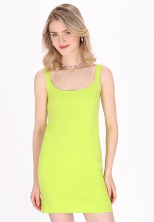 Rochie mini ajustată de culoare verde neon, cu decolteu rotund și bretele groase. Textură netedă, material elastic, potrivită atât pentru ocazii casuale, cât și pentru petreceri.