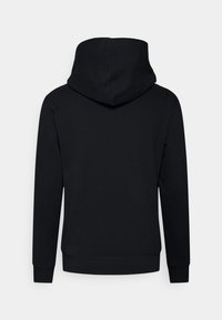 Sweat à capuche noir avec une poche kangourou, des poignets et un ourlet côtelés. Tissu doux et texturé avec une capuche à cordon, sans logos ni motifs visibles.