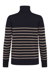 Granatowy sweter dzianinowy z wysokim kołnierzem, z poziomymi beżowymi paskami na ciele oraz prążkowanymi mankietami i dolnym brzegiem.