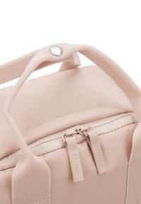 Borsa in tessuto rosa pallido con due scomparti con cerniera, manici superiori resistenti e un dettaglio in metallo a pressione per una chiusura sicura.