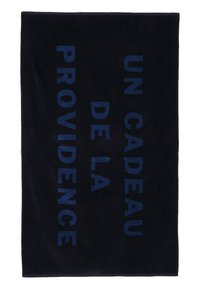 Svart handduk med stor blå text som säger "UN CADEAU DE LA PROVIDENCE" i ett modernt sans-serif teckensnitt. Slät, mjuk textur.