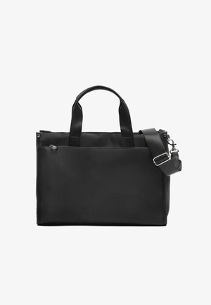 Schwarze rechteckige Tragetasche mit zwei Tragegriffen, einer vorderen Reißverschlusstasche und verstellbarem Schultergurt mit Metallverschluss.