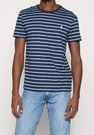 Marineblauwe en lichtblauwe gestreepte T-shirt met korte mouwen, ronde halslijn, met een klein geborduurd logo op de borst. Zachte katoenstof.