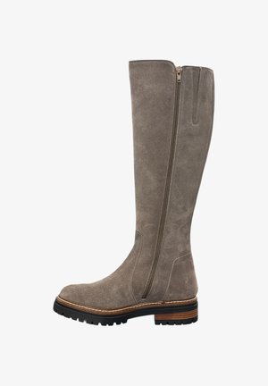 Grijze suede kniehoge laars met een zijrits, ronde neus en een gelaagde zool met een bruin accentstrip. Textuur op het oppervlak voor grip.