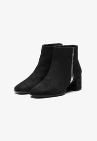 Mustad ankle boots, mille tekstuuriga, terava koonuse ja plokkkontsaga. Omavad läikivat küljeaktsenti ja lukuga sulgemist.