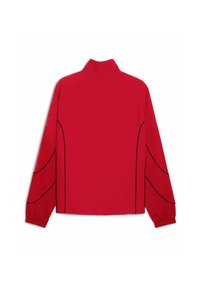 Rød letvægtsjakke med høj krave, sorte buede stikninger, lange ærmer og elastiske manchetter. Glat tekstur og simpelt design.