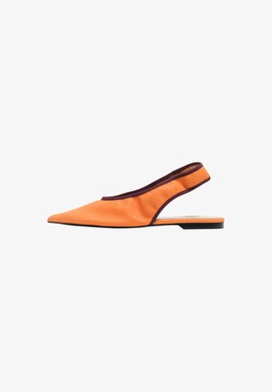 Chaussure plate orange à bride arrière avec bout pointu et bordure marron foncé sur fond blanc.