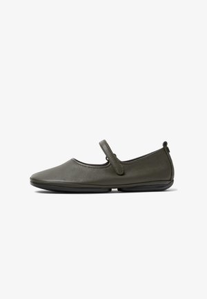 Groene leren platte schoen met een bandje, ronde neus en een flexibele zwarte zool. Glad oppervlak met minimale stiksels en geen zichtbare hardware.