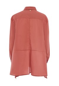 Camicia a maniche lunghe in tessuto color ruggine, caratterizzata da un colletto classico, fessure laterali e un orlo arrotondato con un design leggermente oversize.
