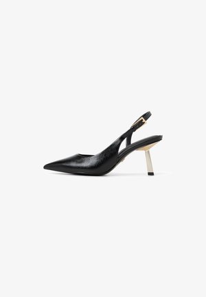Zwarte leren slingback schoen met puntige neus, gestructureerde afwerking en een goudkleurige hakaccent, voorzien van een verstelbare band.