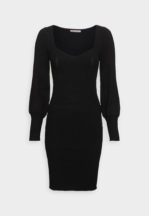 Robe en maille noire côtelée avec décolleté carré, manches longues bouffantes, silhouette ajustée et longueur mi-cuisse.