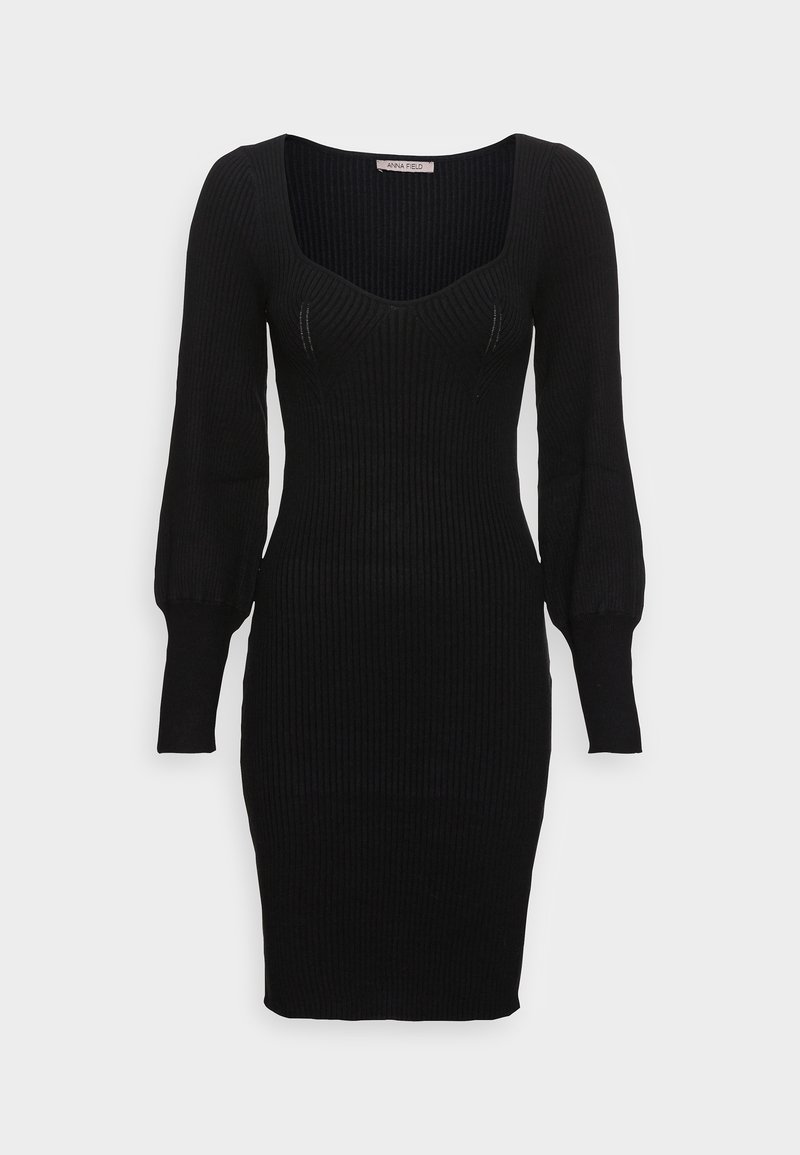 Robe en maille noire côtelée avec décolleté carré, manches longues bouffantes, silhouette ajustée et longueur mi-cuisse.