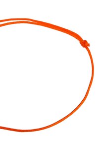 En orange flätad snodd med en slät yta och en knut i ena änden som bildar en ögla. Snodden ser tunn och flexibel ut.