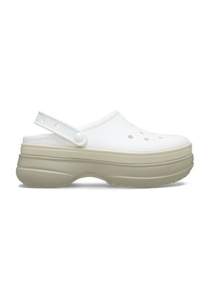 Zoccolo bianco con suola beige, realizzato in materiale leggero. Presenta una fascia posteriore e fori di ventilazione laterali per la traspirabilità.
