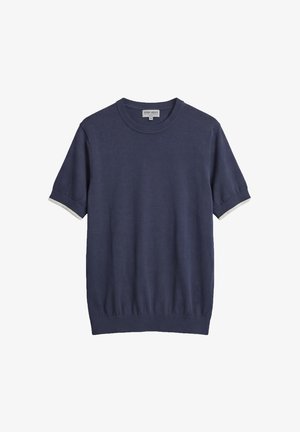 Chemise en maille bleu marine à manches courtes avec encolure ronde, poignets et ourlet côtelés, arborant une étiquette blanche au niveau du col arrière.