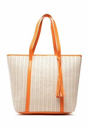 Beige gewebte Tragetasche mit orangenem Lederbesatz, zwei Schulterriemen und einer passenden orangefarbenen Lederquaste, die auf der Vorderseite hängt.