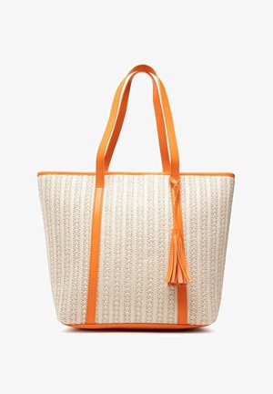 Borsa shopper beige intrecciata con rifiniture in pelle arancione, due spallacci e un pendaglio in pelle arancione abbinata appeso sul lato anteriore.