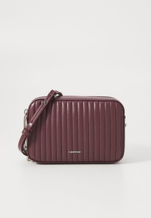 Calvin Klein MINI LINE CAMERA BAG - Olkalaukku - vineyard wine