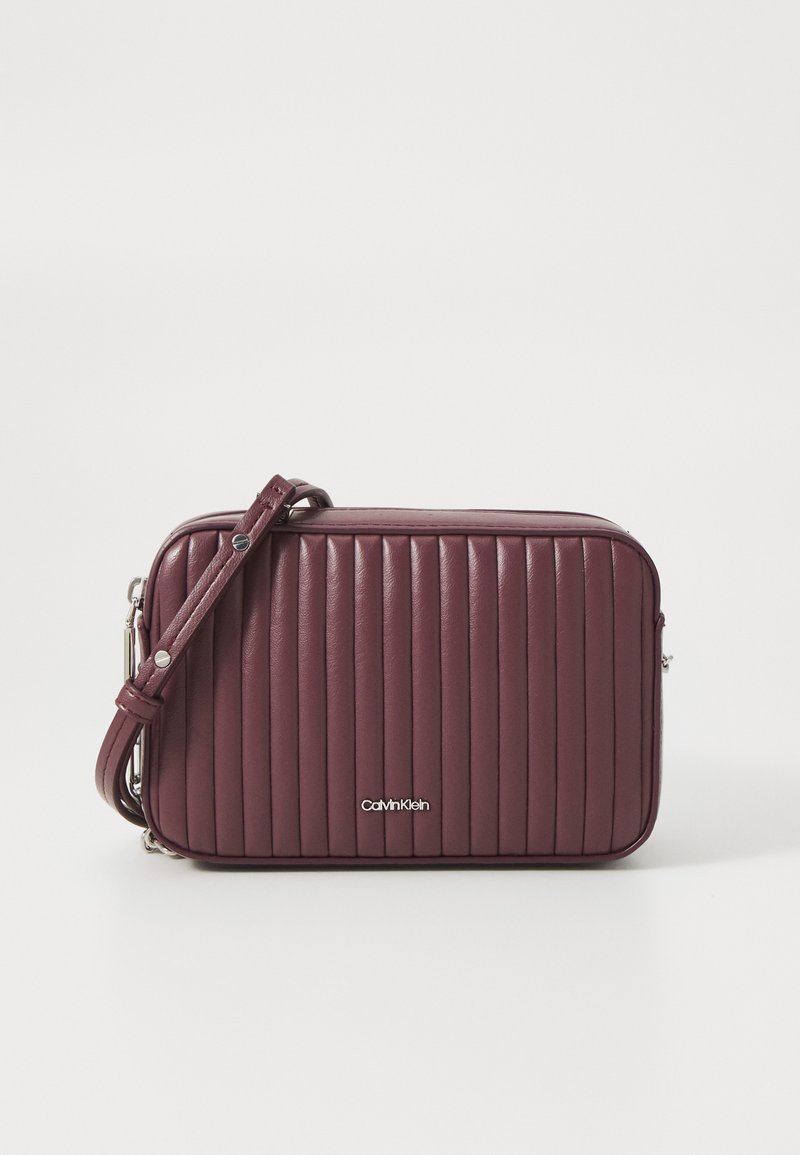 Calvin Klein MINI LINE CAMERA BAG - Axelremsväska - vineyard wine