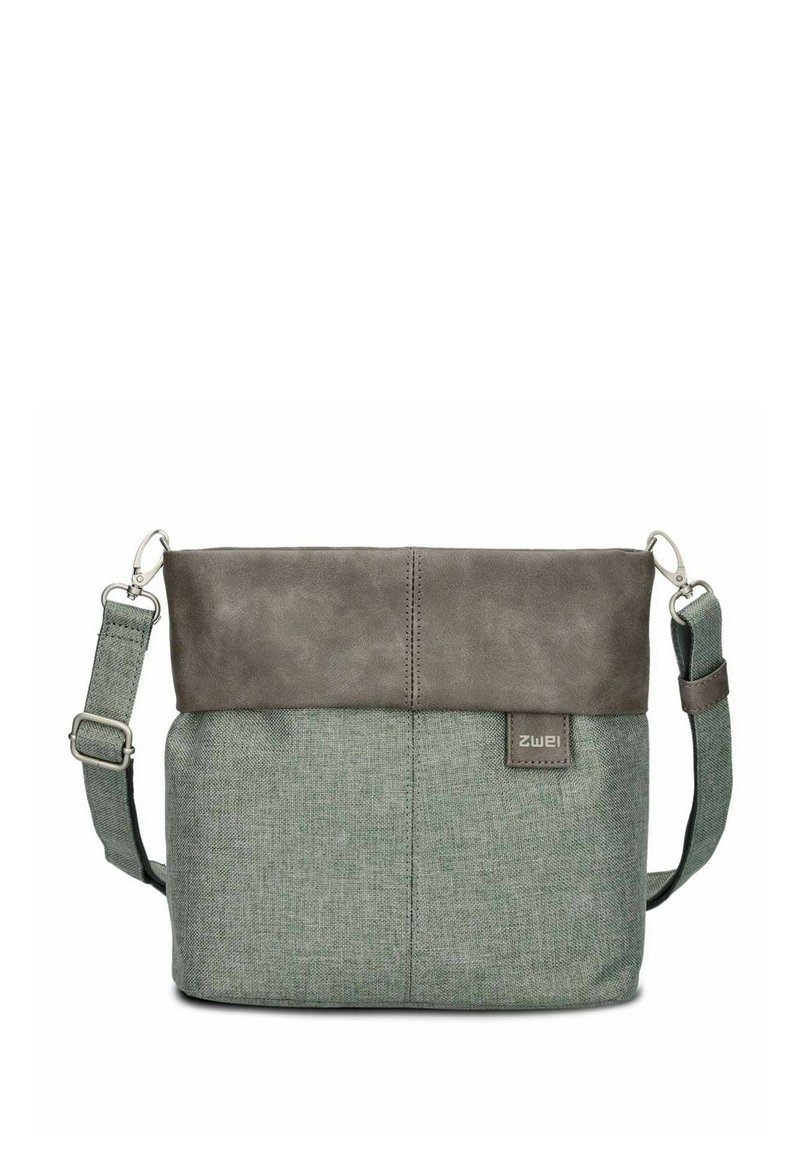 Bolso cruzado de tela verde con una tapa de cuero marrón, correa ajustable y etiqueta con logo, con una forma rectangular estructurada.